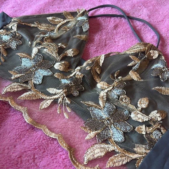 Lucy in the Sky Gray and Gold Floral Crop Top - Picture 4 of 9